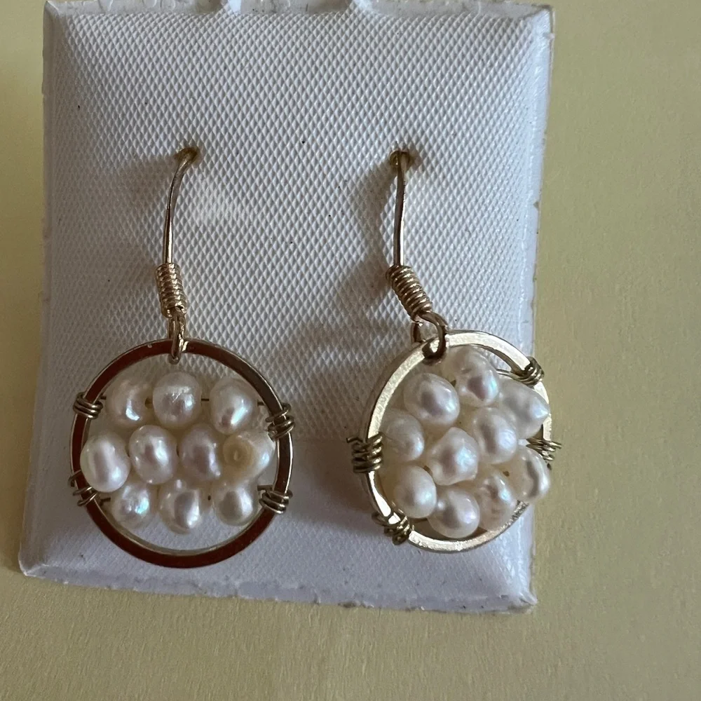 Gold and fresh water pearl earrings - Picture 2 of 3
